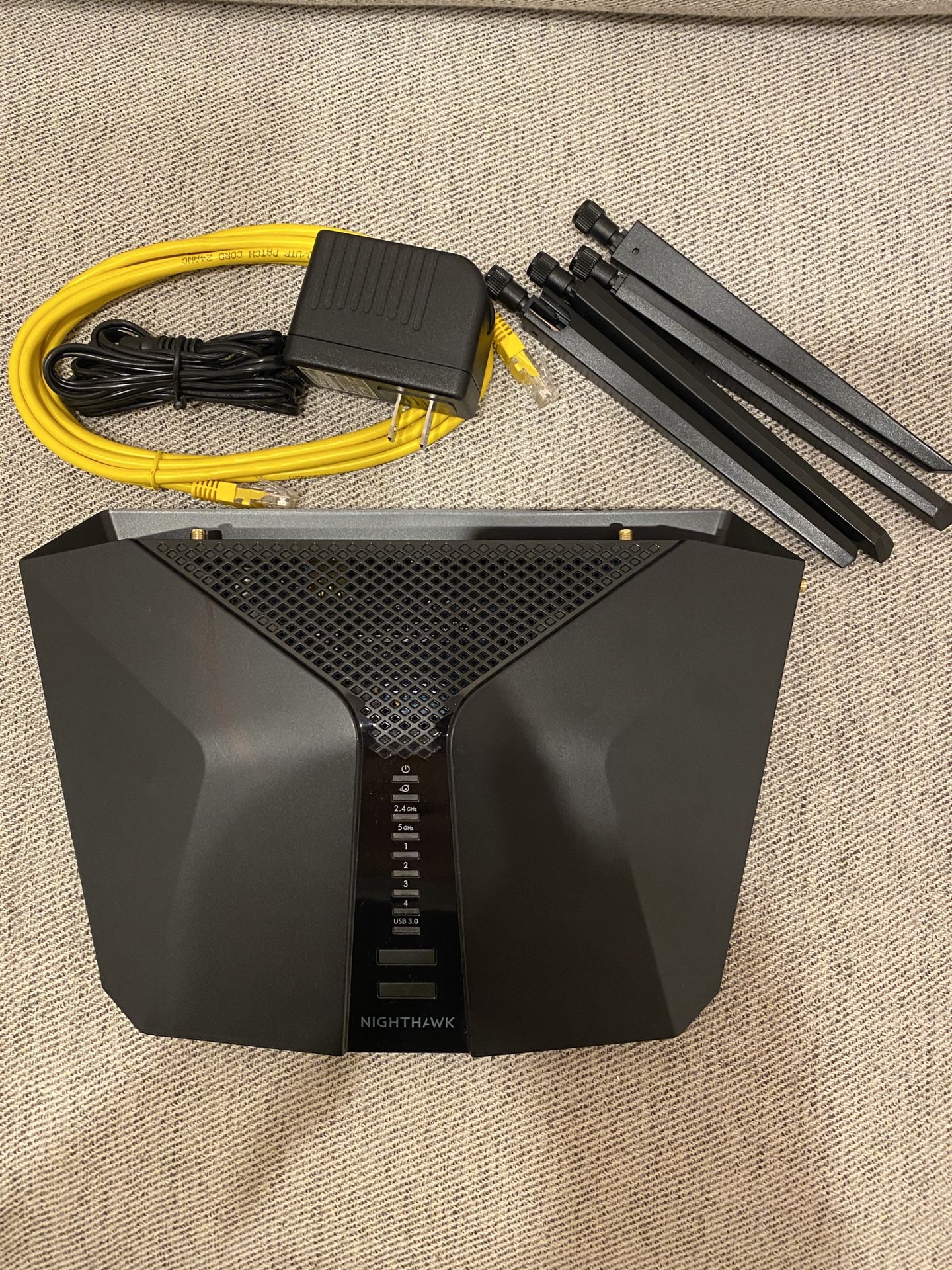 NIGHTHAWK AX6 AX5200 6-Stream Wi-Fi Router