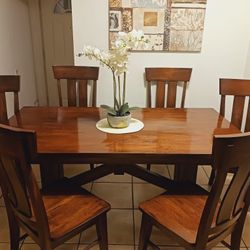 ❤️ BONITO COMEDOR DE 6 SILLAS. COMO NUEVO**   BEAUTIFUL DINING TABLE AND 6 CHAIRS.  LIKE NEW** 