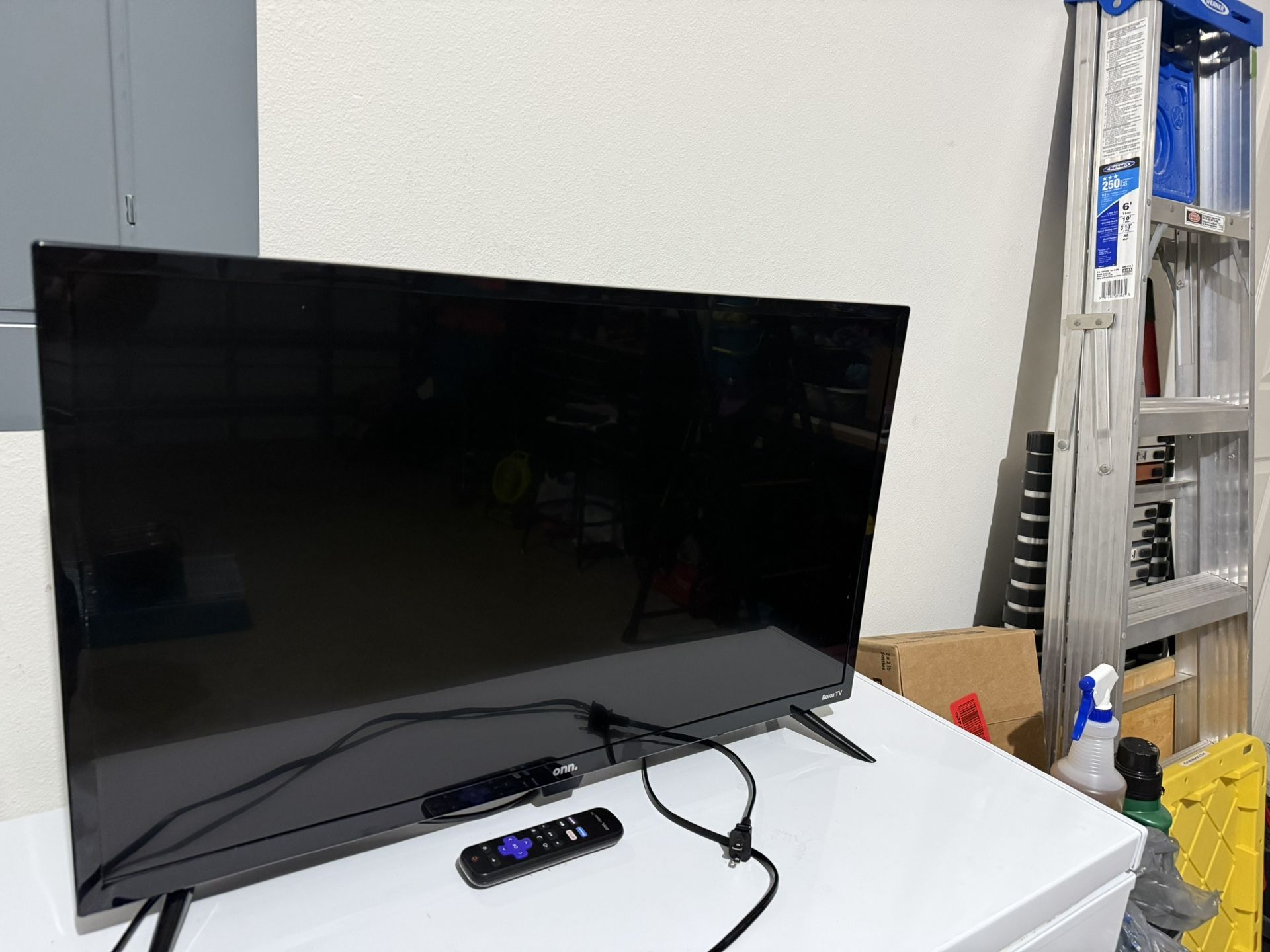 onn. 32” Class HD (720P) LED Roku Smart Television 