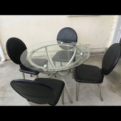 Dining Table with 4 Chairs – Modern Style – Excellent Condition  