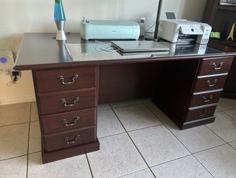 Luxury Beautiful Desk With Keys