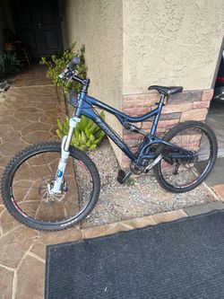 Santa Cruz Heckler mountain bike 29” xlnt cond, blue with white fox forks
