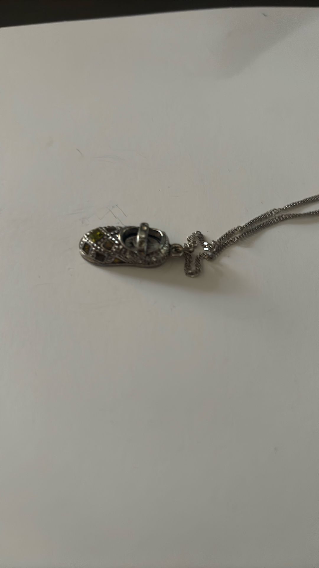 Cadena De Plata Con Un Zapatito De Plata También