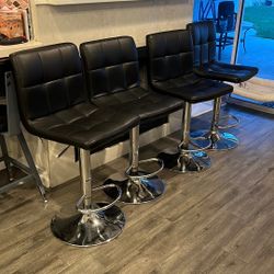 4 Bar Stools 
