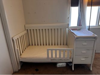 White wood interchangeable crib / toddler bed.
