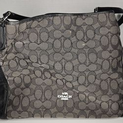 Coach Zipped Shoulder Bag 