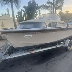 16 Foot Cabin Cruiser Honda Four Stroke Motor Beautiful Trailer