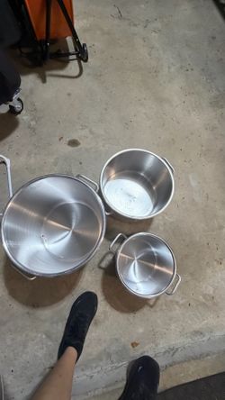 Set of aluminum pots MUST GO