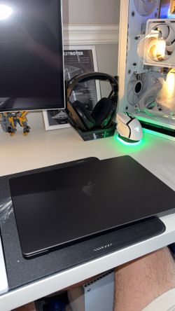 Macbook Pro M5 **One day OLD**