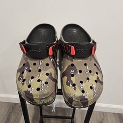 Crocs Classic All-Terrain Clogs - Desert Camo - Men's Size 8 / Women's 10