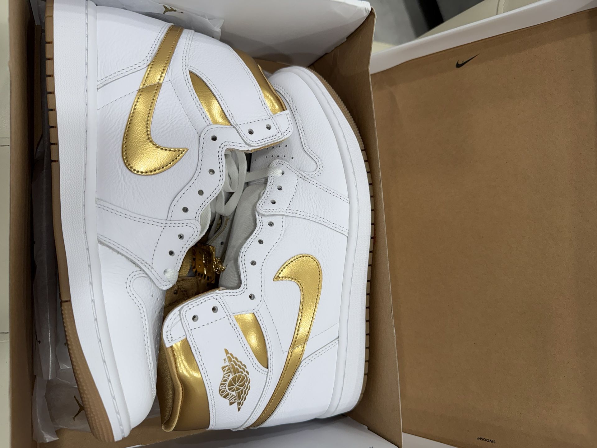 WMNS JORDAN 1 RETRO HIGH OG 'METALLIC GOLD' 11