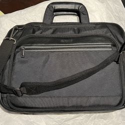 Kenneth Cole Reaction Messenger Bag  Lap Top Bag Black