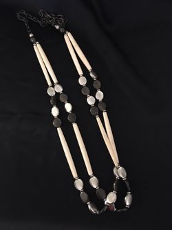 Collar con cuentas de cristal y barras de marfil, hecho en Zimbabue.