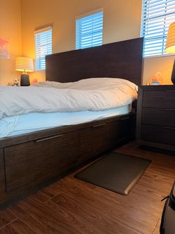 4pc Bedroom Set (King Bed Frame, 2 Nightstands, Dresser)