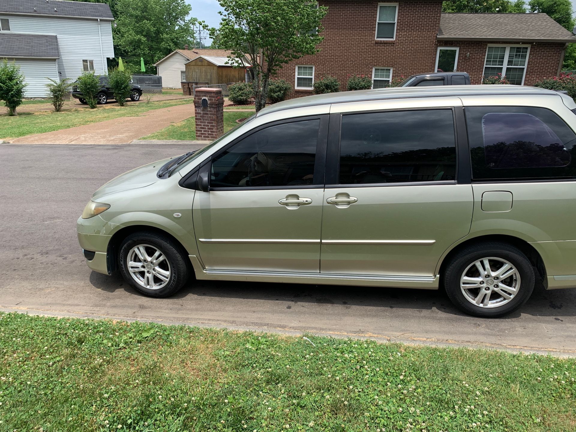 2004 Mazda MPV