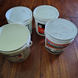 4 empty mini buckets