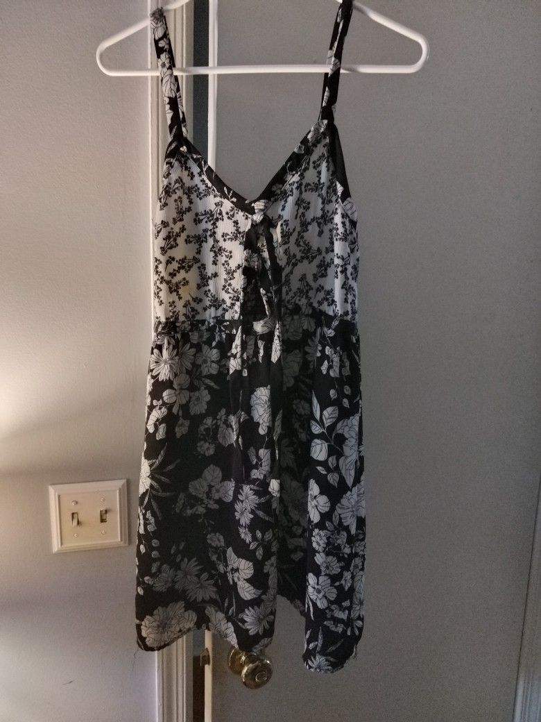Adoreable Black And White sundress Size M