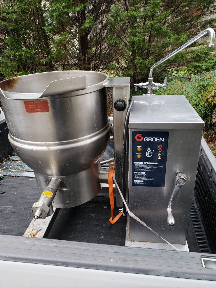 TILTING STEAM KETTLE w/ 2" VALVE 20 GAL. NAT. GAS, GROEN DHT-20