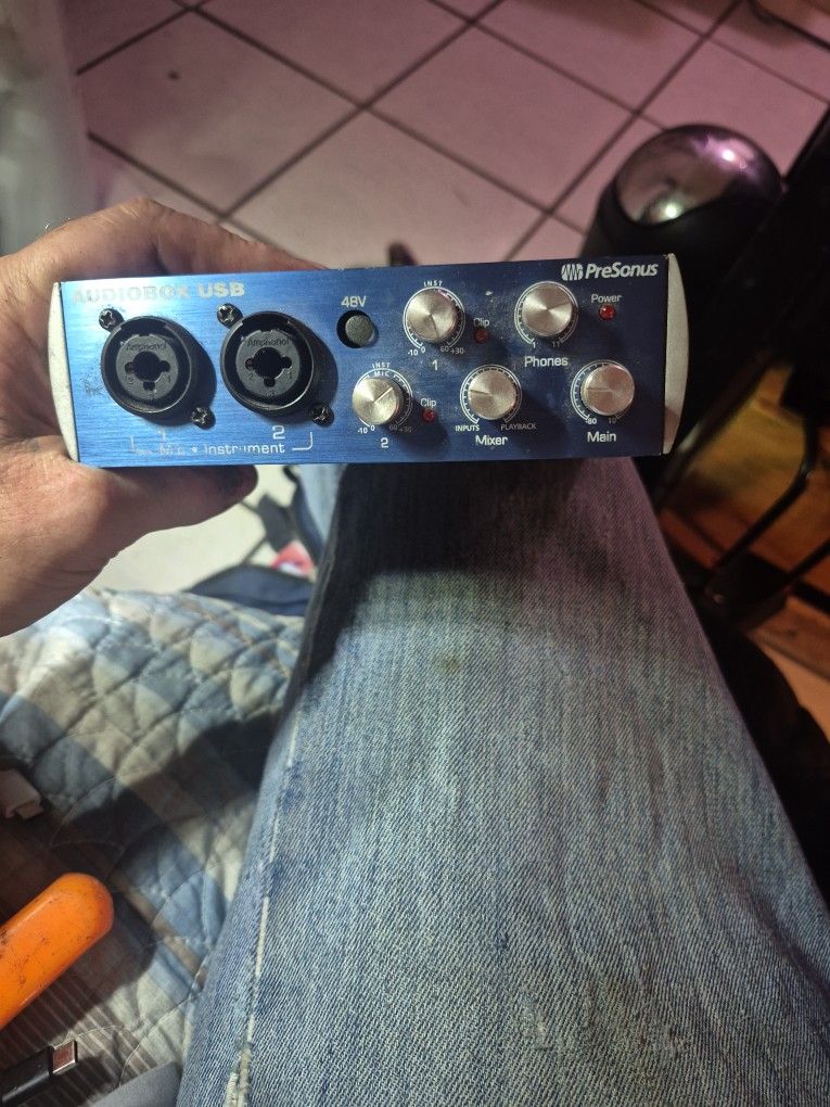 Presents  Audiobox USB