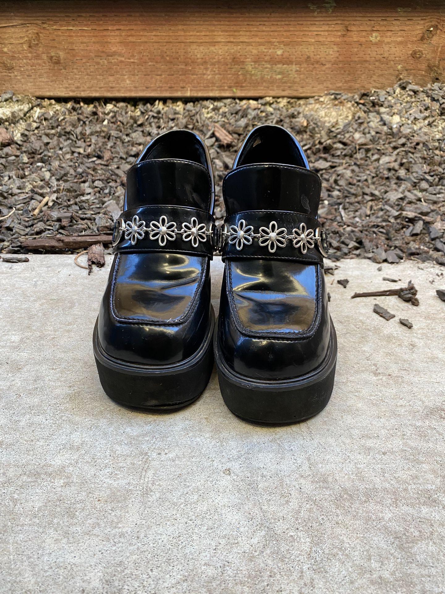 Women's Black Patent Leather Delia's Pumps Platform Heels Size 8M Man Made Sole, Made in China, Flower Silver Chain Embellishment, Pre-Owned