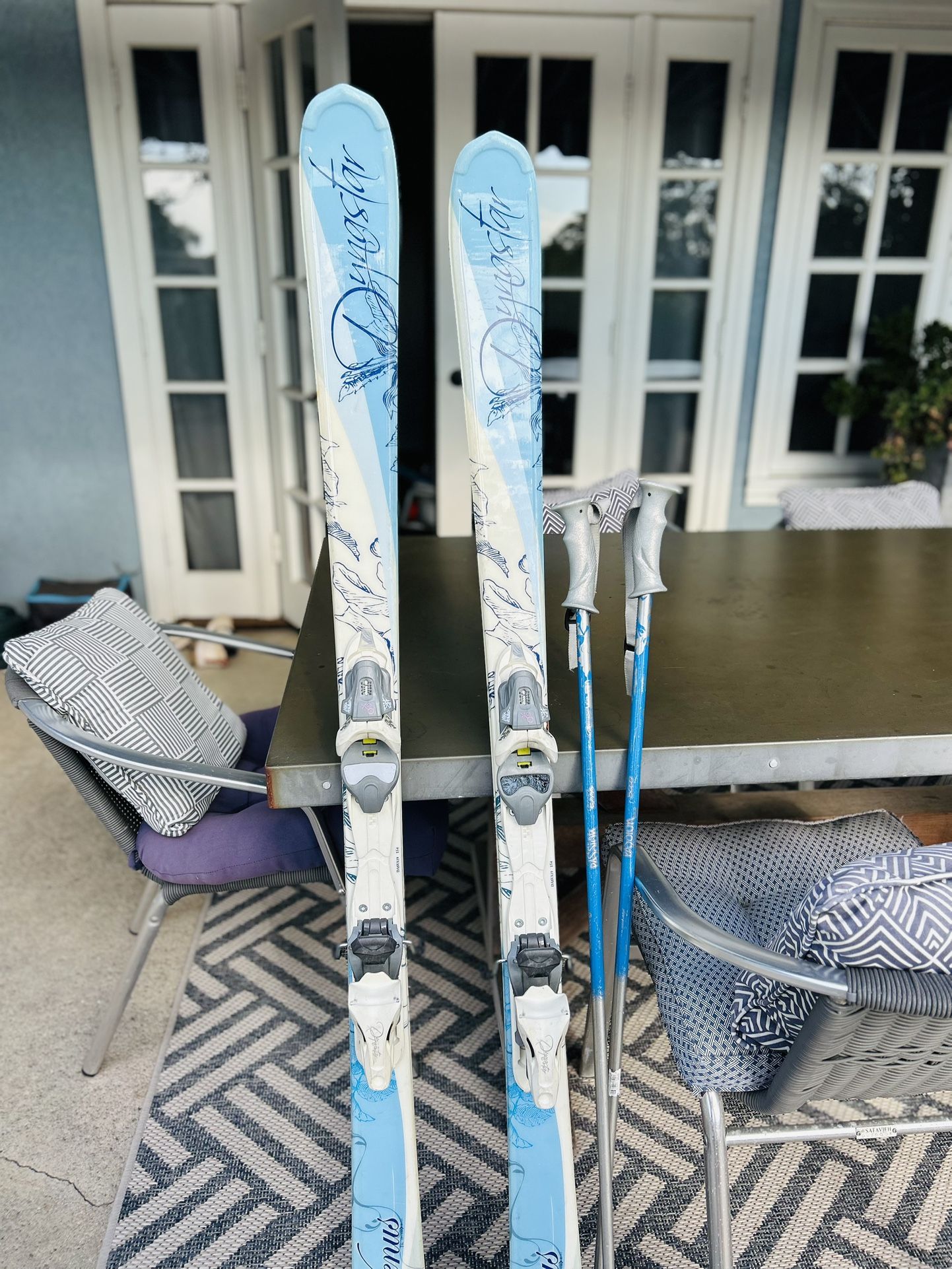 Women’s Skiis/poles 154