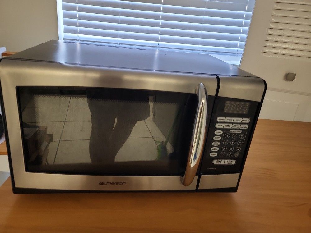 Microwave EMERSON de uso