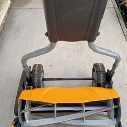Fiskars Manual Push Lawn Mower