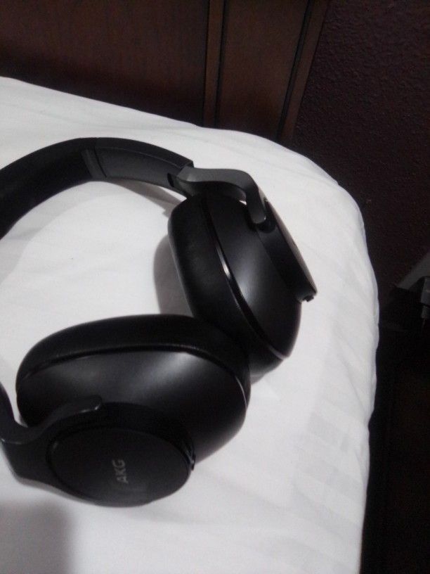 AKG N700 M2 Wireless Headphones With Cord