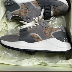 Burberry Size 43 (10)