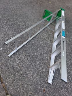 Louisville six foot 225lb Step Ladder Excellent Condition. Four pick up premont. No low ball offers please. No trades