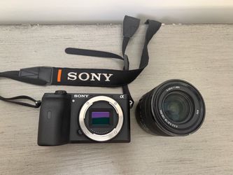 Sony Alpha A6600 + 18-135mm Lens Bundle