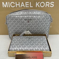 Michael Kors set NWT pick up location in the city of Pico Rivera 
