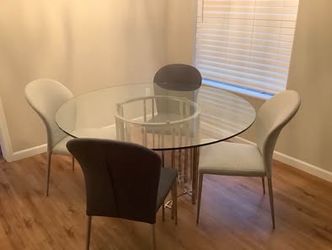Havertys round glass dining table with chairs