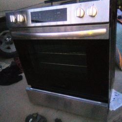Beautiful Brand New Electric Stove Can Change From A 2:40 To A 1:20 Comes With The Adapter