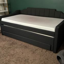 Twin Trundle Bed With Bottom Drawer. 