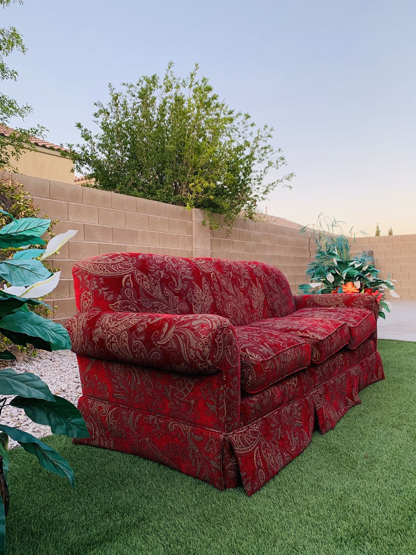 BEAUTIFUL LIVING ROOM SET ( GENTLY USED 🥰👌🏻 ) FREE DELIVERY 🚛 FIRM PRICE $1250 ( RED COLOR ) SMOKE/PETS FREE 🥰