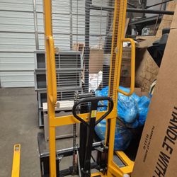 Global Industrial Forklift 