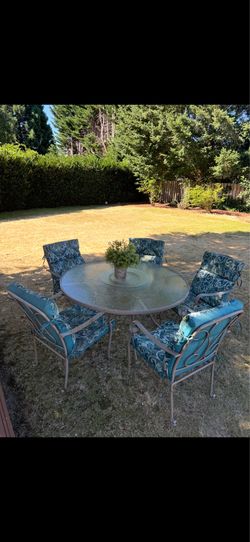Out door table /5 chairs