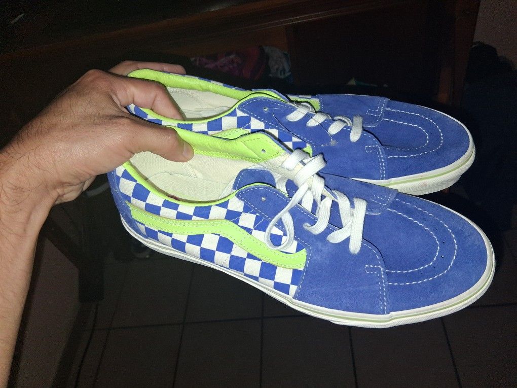vans size 10.5 shoes 50 dollar each cada una