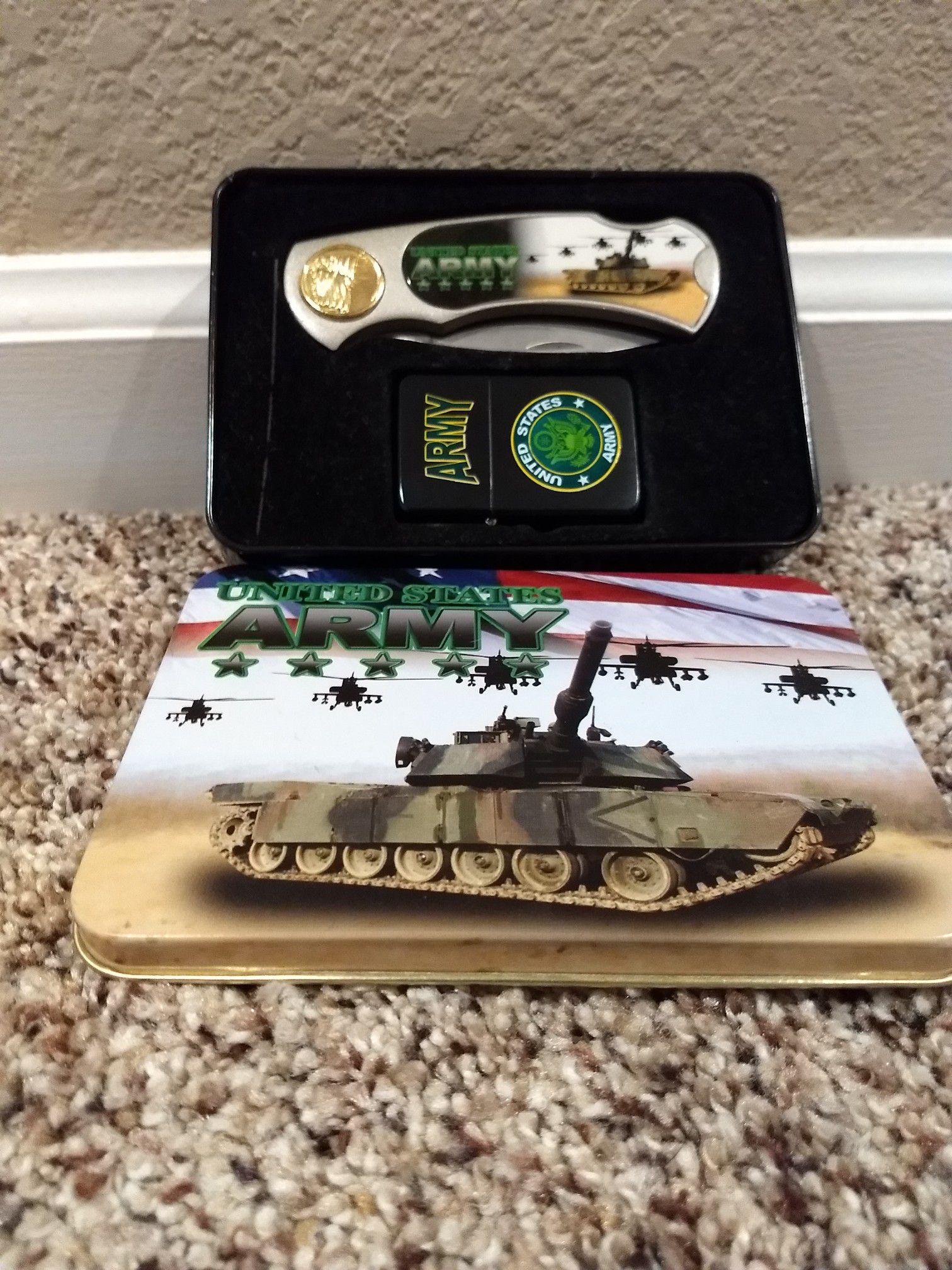 Army knife/Zippo collectors set