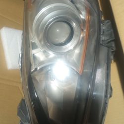 Mazda 3 Front Headlights 2010-2013 90$ (No Light Bulbs In Them Now )