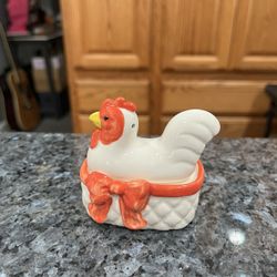 Vintage Ceramic Norcrest Hen Pair of Salt and Pepper Shakers.   Hand Painted.  Made in  Japan.  Preowned never used.  Foil stickers on the bottom.  Ha
