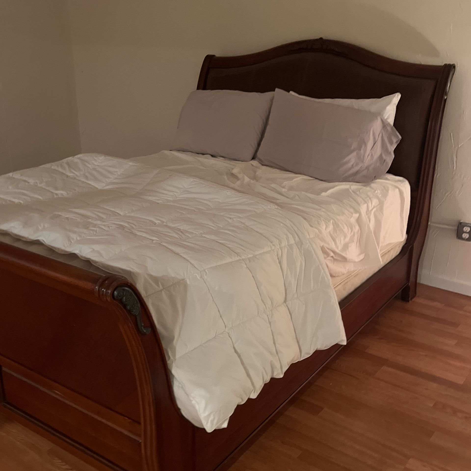 Bassett Sleigh Bed Queen