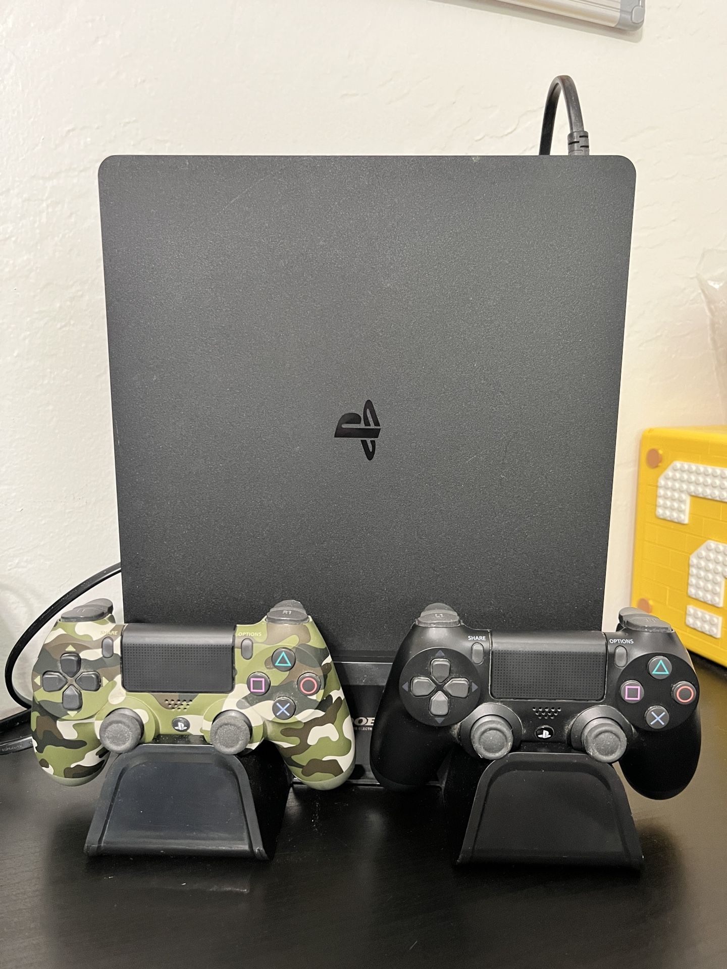 PS4 Slim 500GB + 2 Controllers + Cooler + charge station