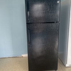 Extremely Cold gE Black Refrigerator And Freezer Combo 