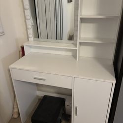Great Condition White Vanity With Lights