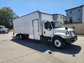 2018 international 4300 26ft box truck