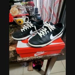 USED NIKES DUNKS  SIZE  8 IN MEN WERE USED 3 TIMES  HABLO ESPAÑOL  TAMNO  8 DE OMBRE 