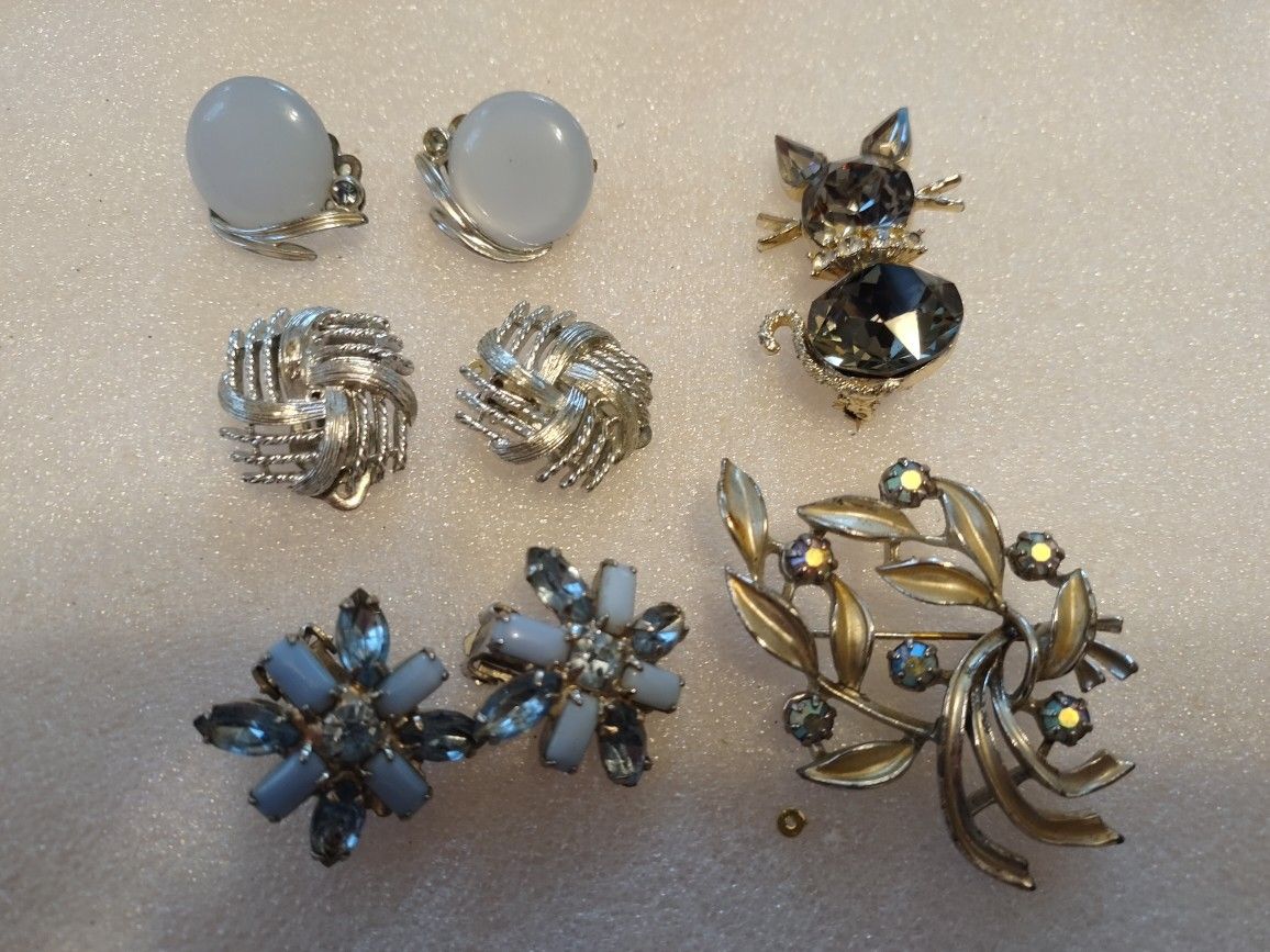 2 Vintage Air Of Lisner Earrings One Cat Pin 1 Set Of Earring And A Beautiful blue Stone Silver Color Brooch
