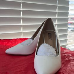 White size 7 women’s heels